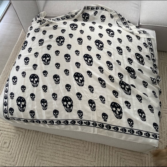 Alexander McQueen silk skull scarf - Picture 6 of 10